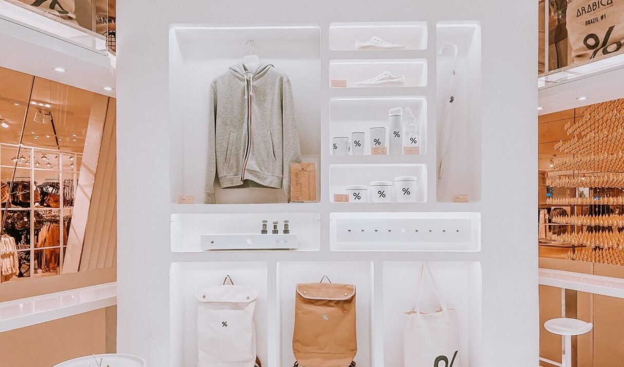 Libitti From brick-and-mortar to online: transitioning to retail ecommerce.